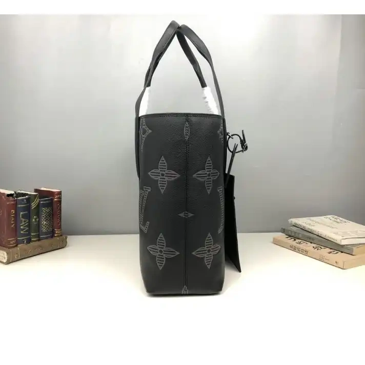 2101SH0004 LV Bags 0209