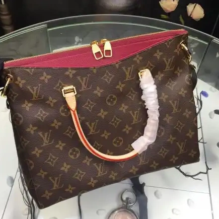 19T1L0033 LV Bags 0212